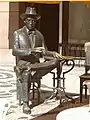 Statue de Fernando Pessoa sur l'esplanade du Café A Brasileira