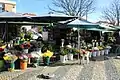 Marché aux fleurs devant le cimetière