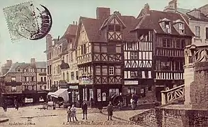 Vieilles maisons à colombages de la place du Marché-au-Beurre au début du XXe siècle.