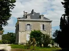 Le côté ouest du manoir.