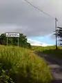 Signalisation routière bilingue sur l'île de Lismore. Le gaélique écossais se trouve en bas et l'anglais en haut, ce qui est l'inverse de la pratique adoptée dans la région administrative des Highlands.