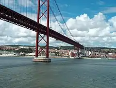 Vue du pont du 25 avril surplombant au premier plan le Tage puis au second plan la ville de Lisbonne.