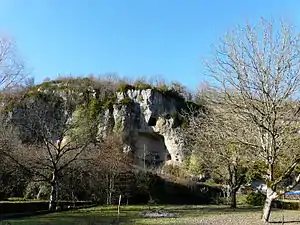 Grotte et abri troglodytique près du Soulier.