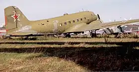 Un Li-2 conservé au musée de l'aviation de Monino. On distingue nettement la porte d'accès située à droite du fuselage, permettant de distinguer cet appareil du C-47.