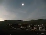 Éclipse au-dessus du monastère de Litang, ancienne province tibétaine du Kham du Tibet, en Chine.