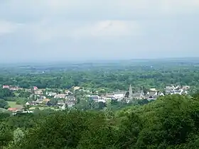 Le bourg de Lithaire au pied du Mont Castre.