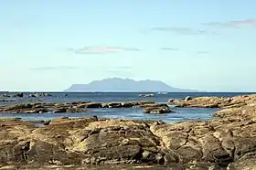 L'île de la Petite Barrière vue depuis l'île du Nord.