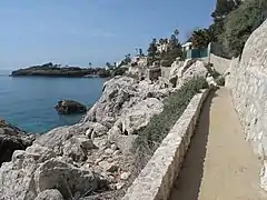 Le sentier littoral à l'est du cap d'Ail que l'on voit au fond, à gauche)