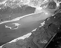 Vue aérienne de la baie Lituya marquée par le passage du tsunami parti du fond de la baie, au niveau du glacier.