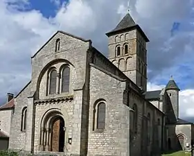 Façade de l'église et clocher roman