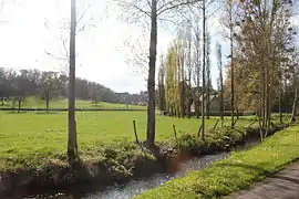 Vue du vallon avec, au premier plan, le torrent d'Authou, et, au second plan, l'église.