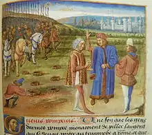 Trois personnages discutent à proximité d'une armée de cavalier et devant la vue d'une ville.