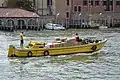 Livraison DHL par bateau à Venise.