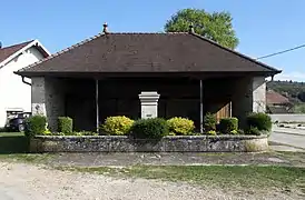 Fontaine-lavoir près de l'église.