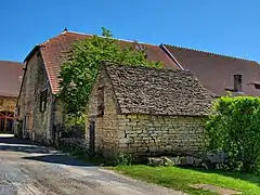 Soue à cochons au toit de laves.