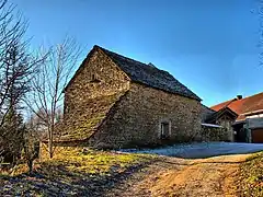 Vieille maison au toit de laves.