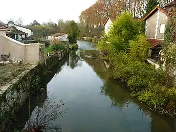 Au pont de la RD 939, la Nizonne marque la limite entre Édon (Charente) à droite, et La Rochebeaucourt-et-Argentine (Dordogne).