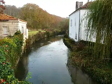 La Nizonne entre Combiers (à gauche) et La Rochebeaucourt.