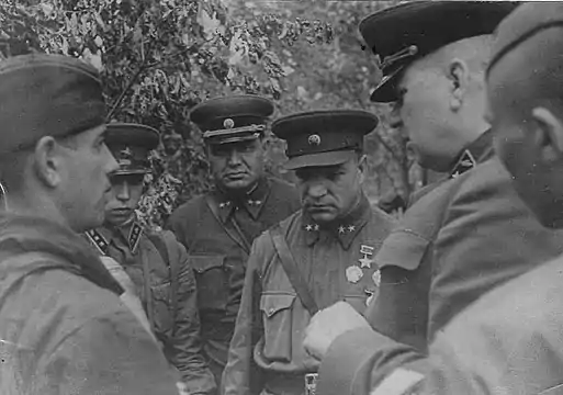 Officiers d'état-major autour de Lizioukov en juillet 1942.
