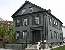 La maison des Borden peinte en vert. Devant l'entrée, un panneau indique Lizzie Borden Bed and Breakfast and Museum et annonce des visites quotidiennes à 11 heures et 15 heures.