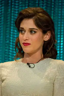 Lizzy Caplan interprète Sara.