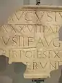 Fragment d'une inscription romaine monumentale (fin 14-début 15 ap. J.-C.) au nom des empereurs Auguste et Tibère.
