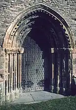 Photographie d'un portail ogival d'église.