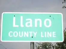 Panneau de signalisation routière vert sur fond blanc