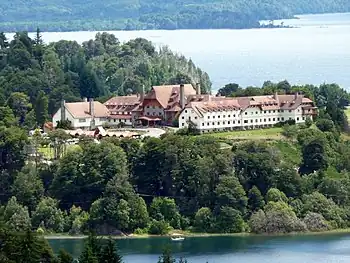 Hôtel Llao Llao, vu depuis le point de vue panoramique du Circuito Chico. En avant, le lac Moreno et au fond le lac Nahuel Huapi.