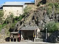 Roche noire, au bourg, sur la ligne de la faille de la Têt-Cerdagne.