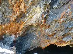 Vue de près, stalactites d'acide sulfurique et fer.