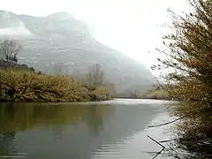 En fond, la montagne  Montserrat.