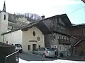 La petite place de l'église au cœur du bourg avec le lâviaou (= lavoir).