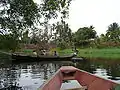 Touristes en pirogue sur la Lobé