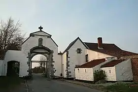 2009 : portail d'enceinte de l'ancienne abbaye de Lobbes partiellement détruite.