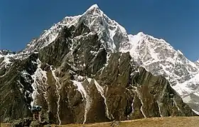 Le pic oriental du Lobuche.