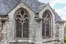 On voit 2 des 3 fenêtres de l'abside, encadrées de gargouilles. Les meneaux sont en forme de fleur de lys.