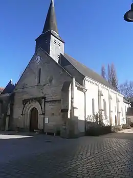 Photographie en couleurs de la nef et du clocher d'une église.