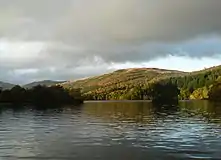 Loch Katrine vu depuis la route le longeant.