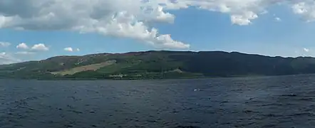 Panorama du loch Ness depuis un bateau en 2008.