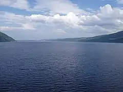 La baie Urquhart et le loch Ness vus de la tour Grant au château Urquhart.