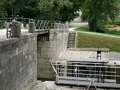 Écluse et pont sur le canal du Loing.