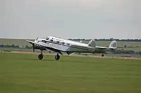 Le Lockheed L-12 Electra F-AZLL appartenant à Bernard Chabbert a été utilisé par l'US Navy comme R3O-2.