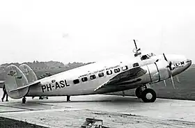 Un L-14 Super Electra de la KLM Royal Dutch Airlines à l'aéroport de Manchester.