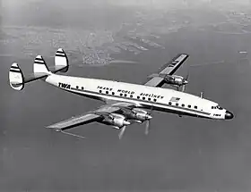 Un L-1649 Starliner de la Trans World Airlines au cours d'un vol d'essai.