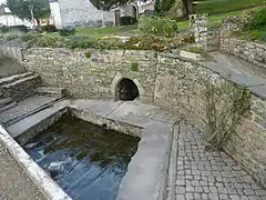 La fontaine et le lavoir près de l'église Saint-Guénolé.