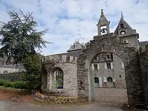 Le portique d'entrée et son clocheton.