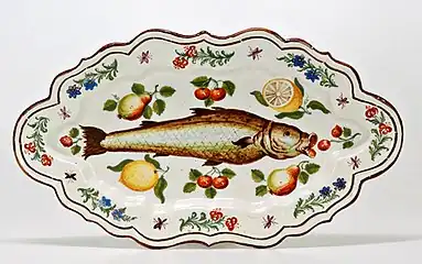 Plateau en majolique polychrome à décor de poisson, de fleurs et de fruits, Lodi, 1751.