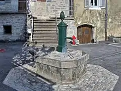 La fontaine du bas.