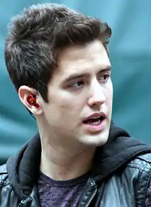 Logan Henderson interprète "Logan Mitchell"